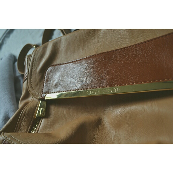 Steve Madden Handbags - NWT Steve Madden Camel Crossbody Bag
