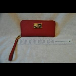 Michael Kors saffarino tech wallet