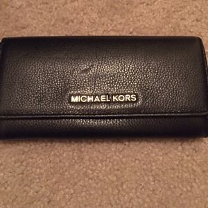Beautiful, classic Michael Kors wallet!