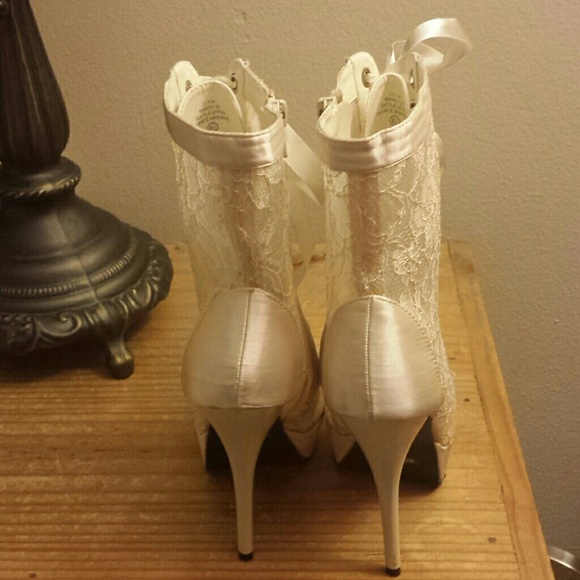 Lace booties - Picture 2 of 4