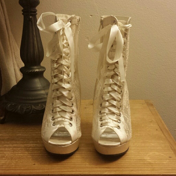 Lace booties - Picture 3 of 4