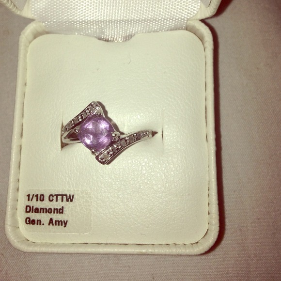 Amethyst ring with diamond accent - Picture 1 of 1