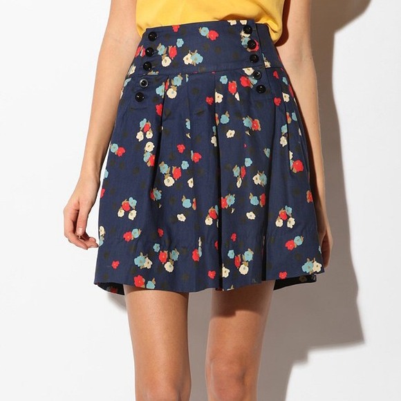 Floral buttoned pleated skirt