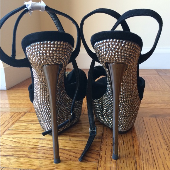 Shoes - Picture 3 of 4