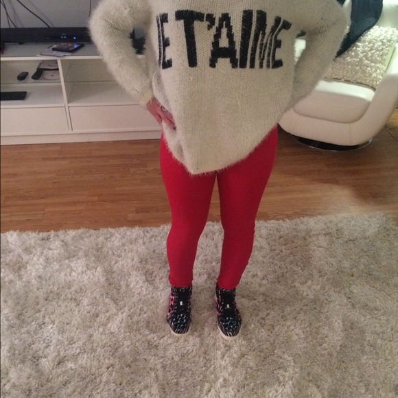 Red French Connection leggings with zipper