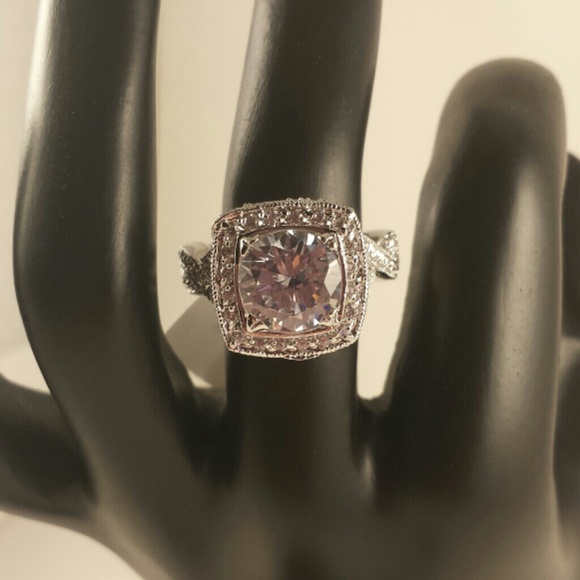 Classic Style Ring with Filigree Accents