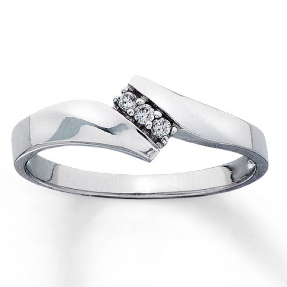 Diamond Promise Ring in 10K White Gold