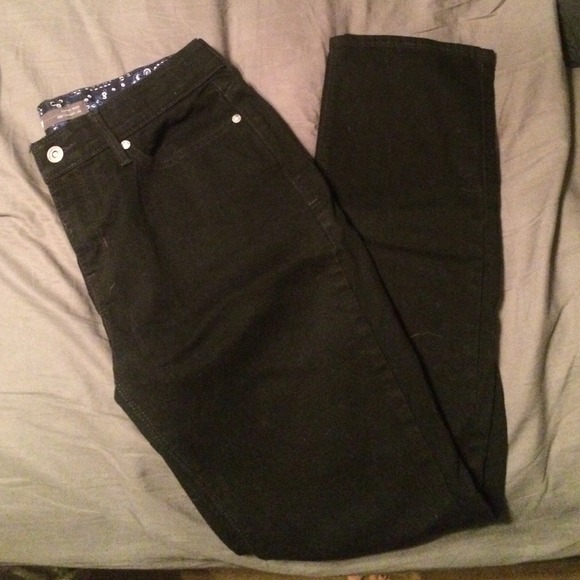 Levi black straight leg