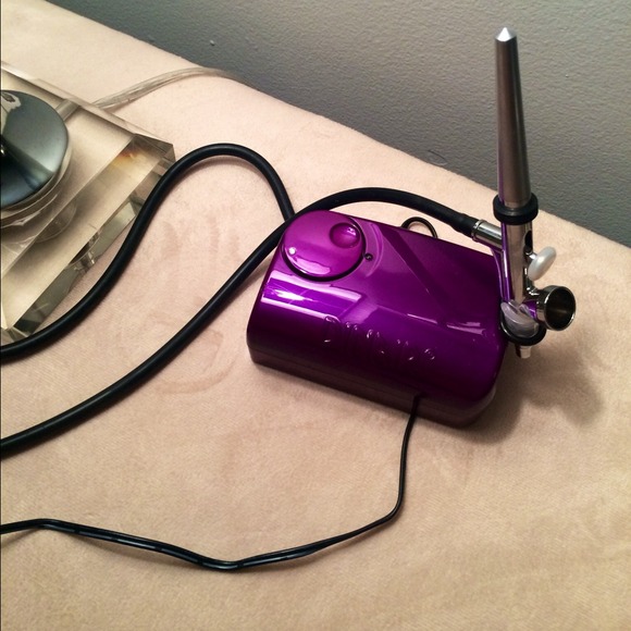 TRADED!Professional Dinair airbrush makeup system.