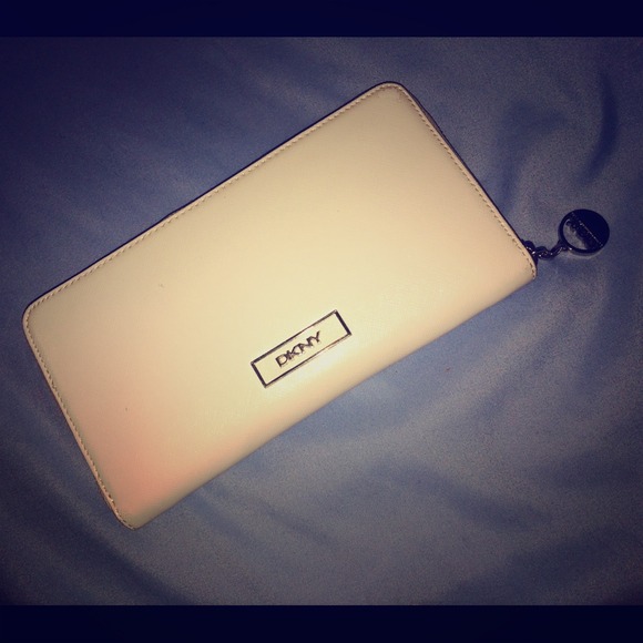 DKNY Clutches & Wallets - 🚫SOLD🚫 DKNY wallet