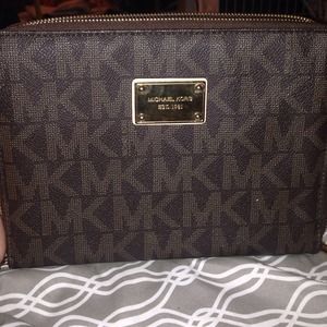 BEAUTIFUL AUTHENTIC MINI-IPAD MICHAEL KORS COVER!!