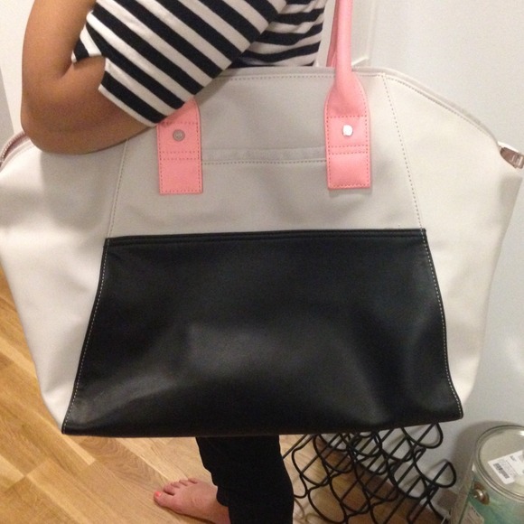 Lululemon "Vinyasa-to-Vino" gym bag