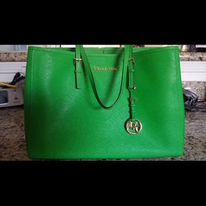 SOLD.  Authentic Michael kors purse $220 via 🅿🅿