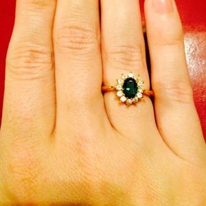 Emerald gold ring