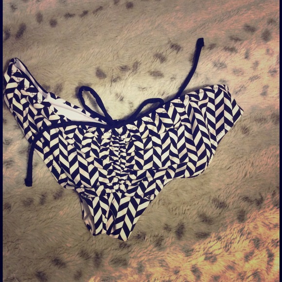 B. Swim Scrunch Butt Bikini Geometric Pattern B&W - Picture 1 of 3