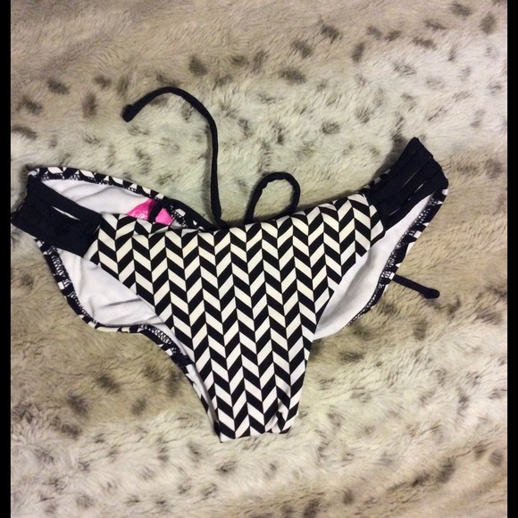 B. Swim Scrunch Butt Bikini Geometric Pattern B&W - Picture 2 of 3