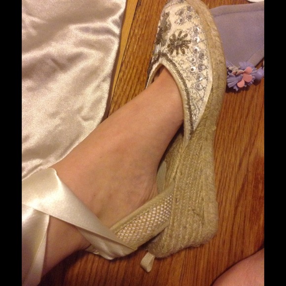 Like new beaded embroidered wedges with ribbon tie - Picture 2 of 3