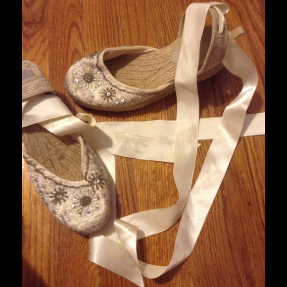 Like new beaded embroidered wedges with ribbon tie - Picture 3 of 3