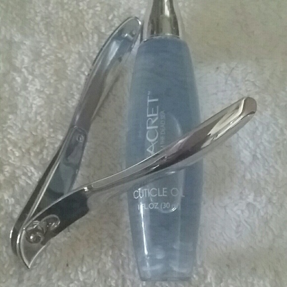Manicure Tools, Cuticle oil & pink make-up bag - Picture 3 of 4