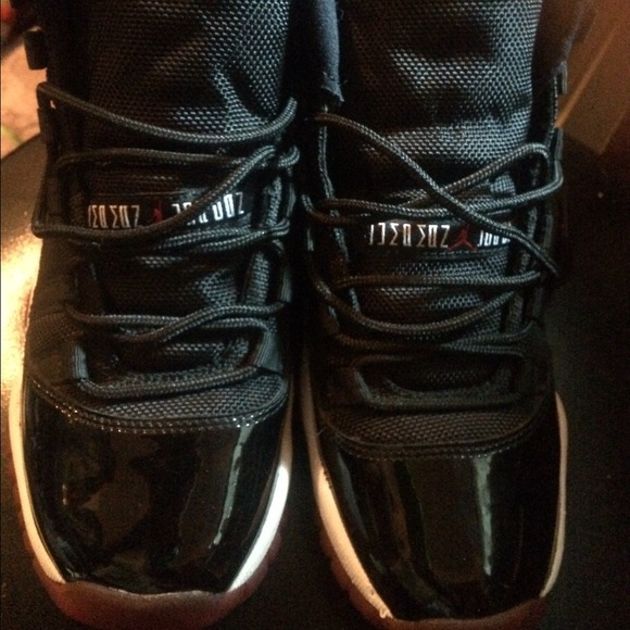Jordan bred 11s size4 - Picture 1 of 4