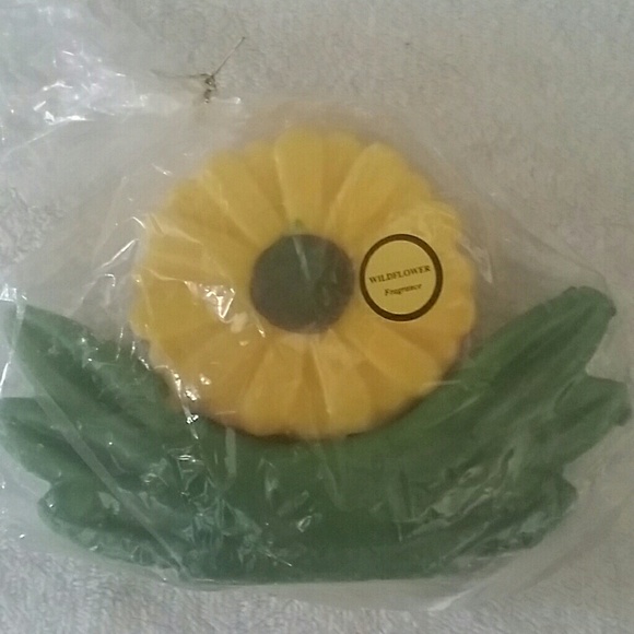 Wildflower candle, make-up brushes & bag - Picture 2 of 3