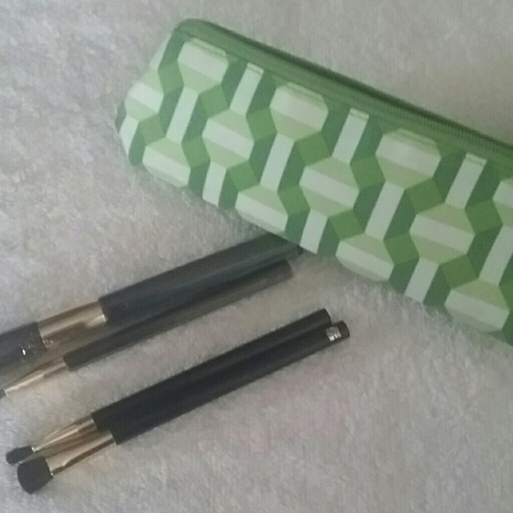 Wildflower candle, make-up brushes & bag - Picture 3 of 3