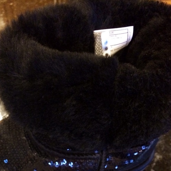 Additional pictures of UGGS👍👍HOLD