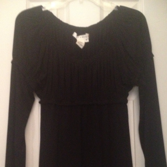 Ladies/teen black shirt, slim fitting