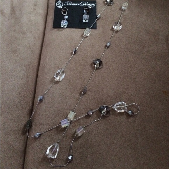 Premier designs earrings and necklace set!