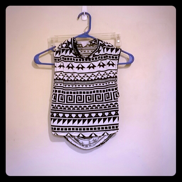 🔴SOLD🔴Tribal Print W/Open Back Crop Top