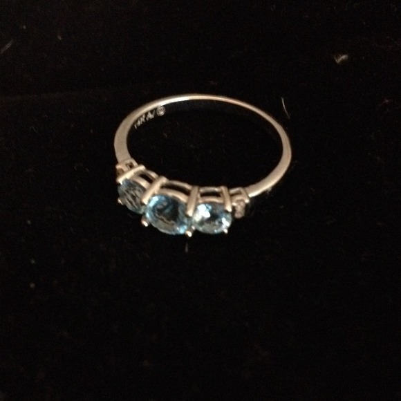 14 k white gold and blue topaz ring