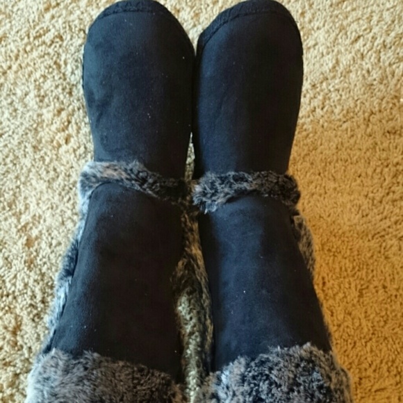 Super soft black boots with fur
