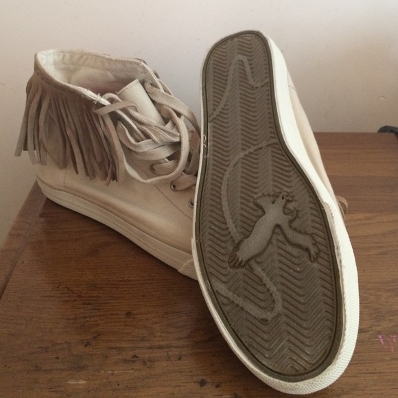 ⭕️ REDUCED⭕️ NWOT AE high top fringe sneakers
