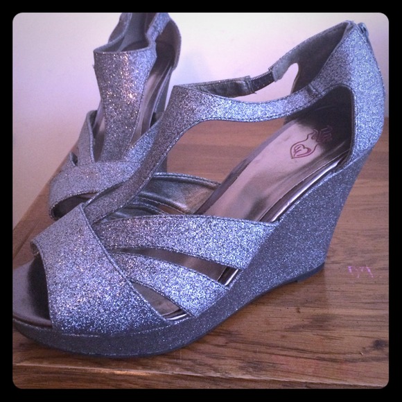 ⭕️REDUCED⭕️ torrid silver sparkle wedges