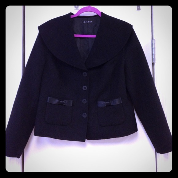 Adorable short wool black jacket, front pockets