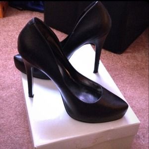 Black leather sexy pumps