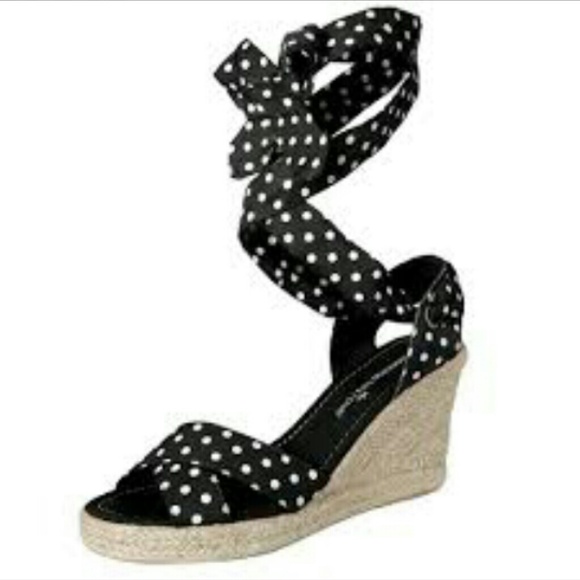 Polka dot strap, low heels shoes
