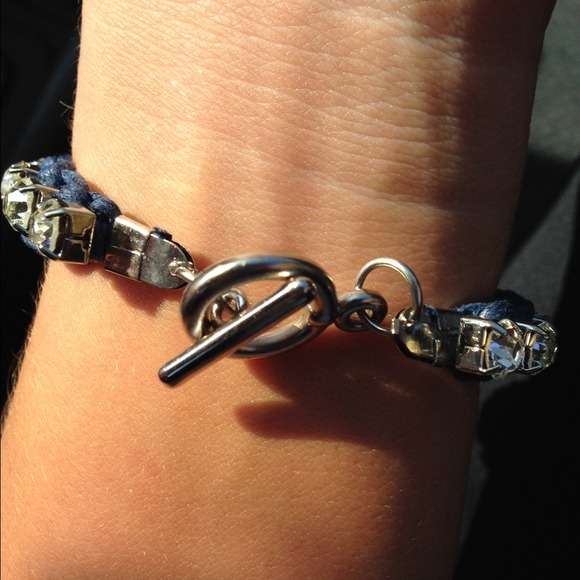 Rhinestoned toggle bracelet - Picture 3 of 4