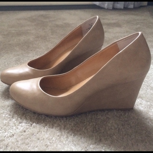 Nude/Tan Wedges