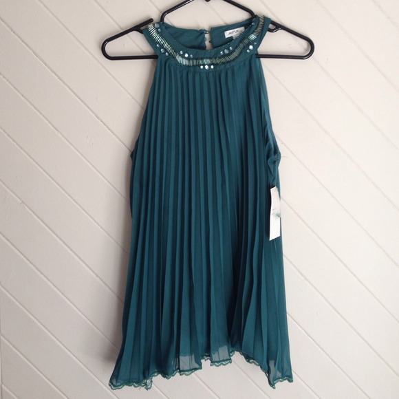 REDUCED!!Emerald flirty green top/tunic