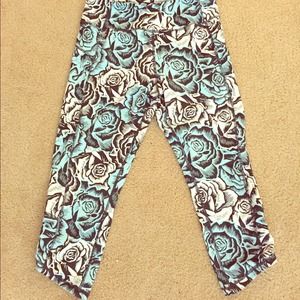 Cute stylish rose print workout capris!