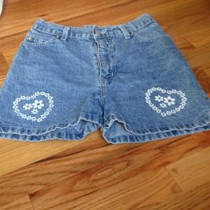 Cute vintage high waisted shorts and flower detail