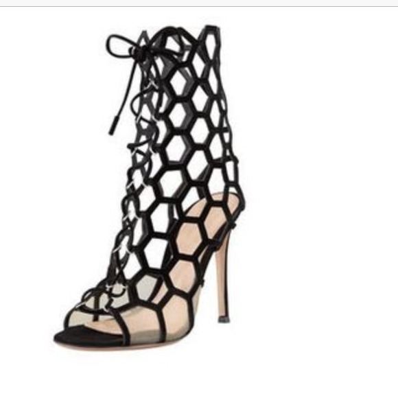 Cage Heel in BLACK !