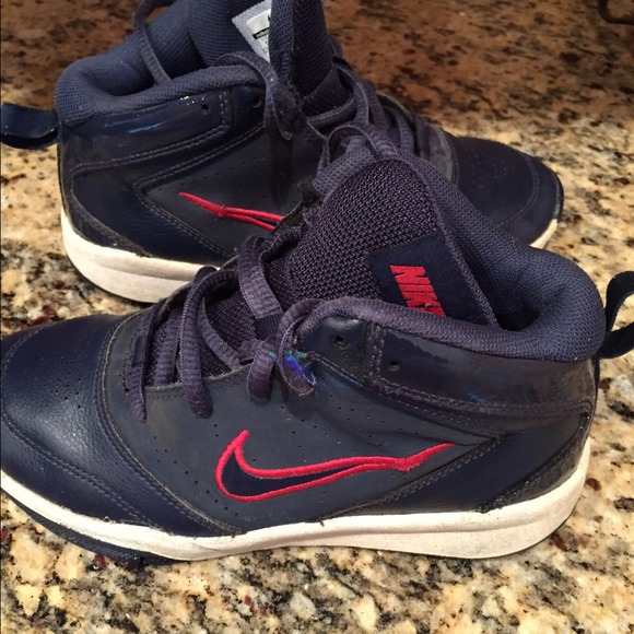 Nike sneaks size 1 youth.. cute!