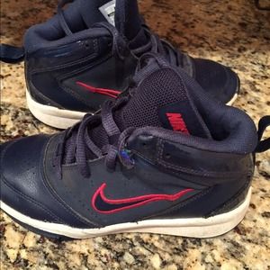 Nike sneaks size 1 youth.. cute!