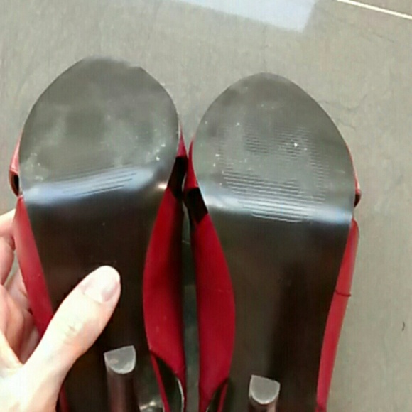 GUESS red peep toe pumps size 7 4.5-inch - Picture 3 of 4
