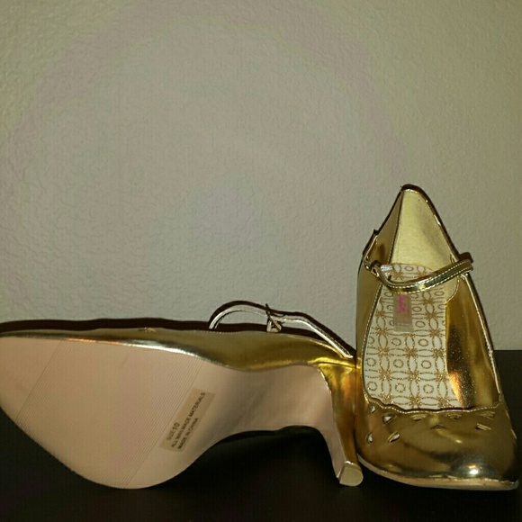 Qupid Gold Heels - Picture 3 of 4