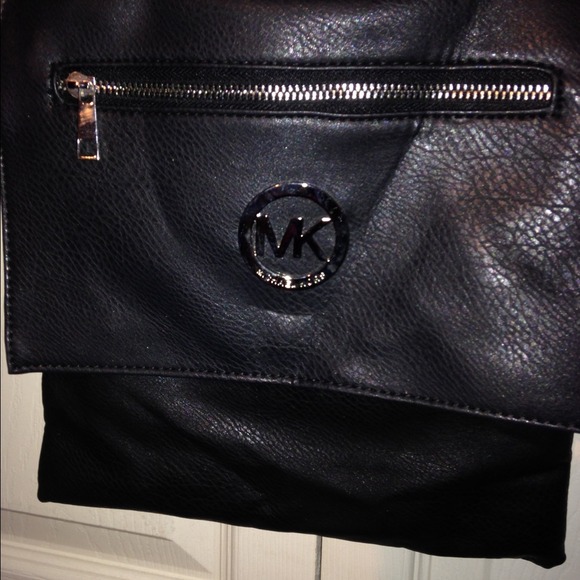 Handbags - ⚡️FLASH SALE⚡️ 12 hours only! Black Messenger Bag