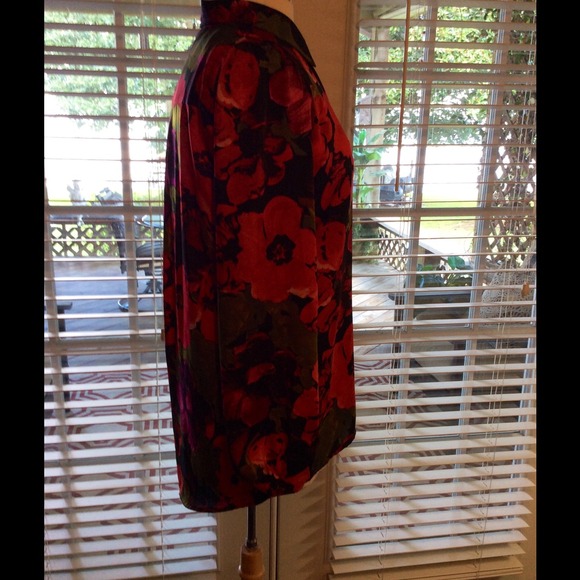 High-low button up floral top. New.
