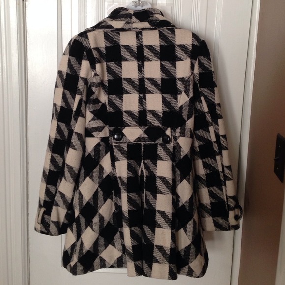 White and black Plaid coat - Picture 2 of 4